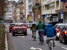Blick auf mit Autos und Fahrrädern gefüllte Weißenburger Strasse