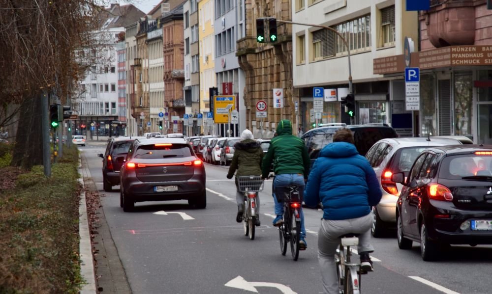 Blick auf mit Autos und Fahrrädern gefüllte Weißenburger Strasse