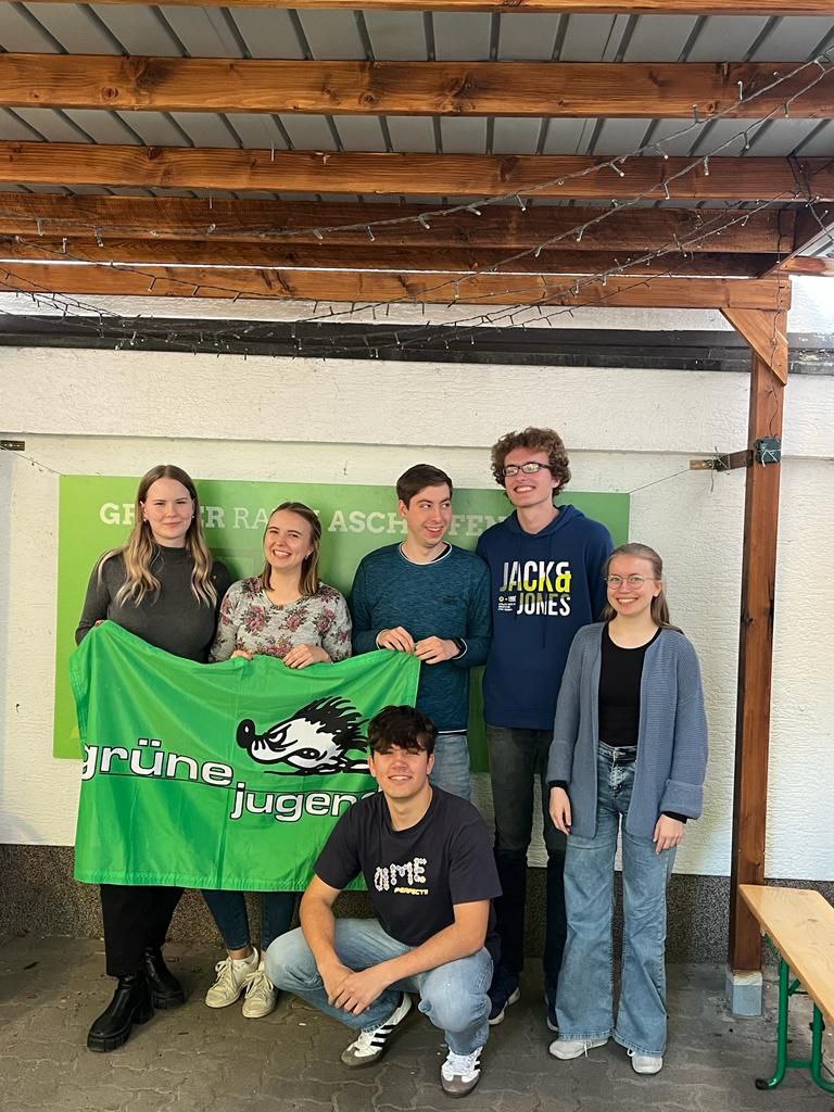 Vorstand der Grünen Jugend Aschaffenburg-Miltenberg, "Vorstand der Grünen Jugend Aschaffenburg-Miltenberg: Miriam Bergmann (Sprecherin), Hannah Götz (Schatzmeisterin), Luca Kunkel, Elias Weckwerth (Sprecher), Marvin Heimrich (Politische Geschäftsführung), Charlotte Krause; auf dem Bild fehlt: Luise Schrott