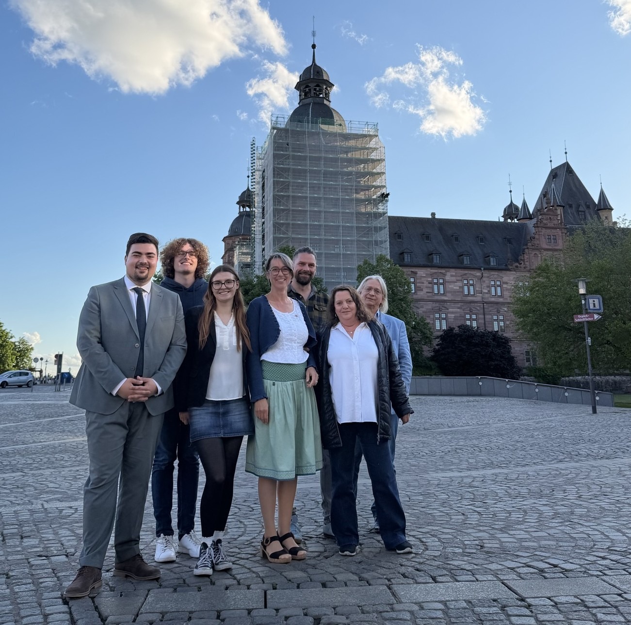 Grüne Fraktion vor der konstituierenden Sitzung, v.l.n.r. Niklas Wagener, Elias Weckwerth, Emila Handt, Monika Hartl, Dennis Handt, Rosemarie Ruf, Thomas Giegerich